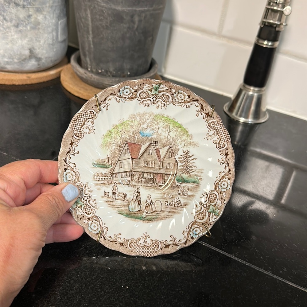 Heritage Hall decorative plate. Made in England